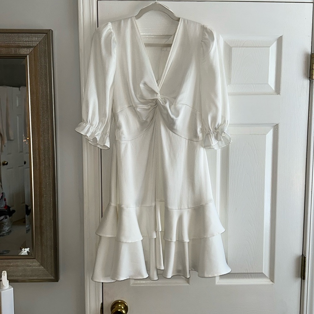 Beautiful white tie back flowy dress 🤍